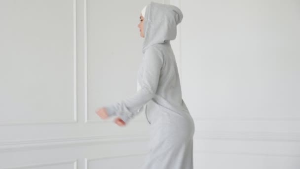 Femme musulmane en hijab et robe de fitness fait exercice de fitness pour les jambes . — Video