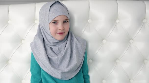 Porträtt av muslimsk tonårs flicka i grå hijab tittar i kameran — Stockvideo