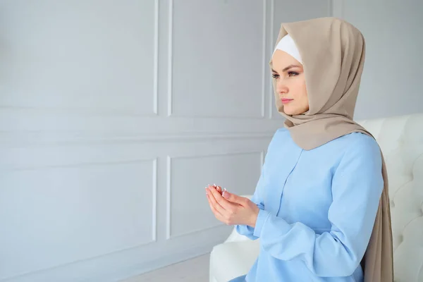 穆斯林妇女有一个祈祷时间与举手 — 图库照片