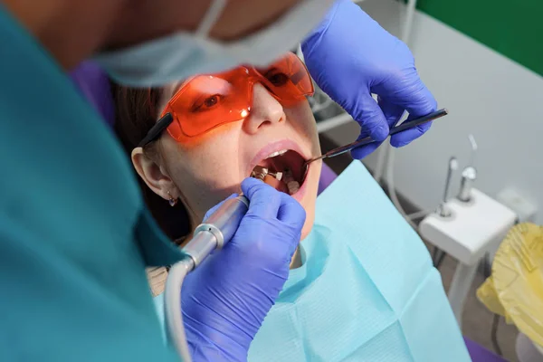 Junges Mädchen zur Vorsorgeuntersuchung im Zahnarztstuhl beim Zahnarzt. — Stockfoto