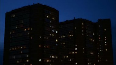 Gece apartmanlarda pencerelere yakın görünüm,