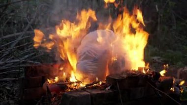 alev yangın ve duman hava kirliliği için plastik çöp atık yanan