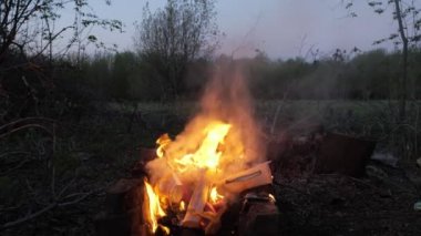 alev yangın ve duman hava kirliliği için plastik çöp atık yanan