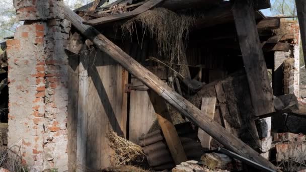 Vernietigde oude bakstenen huis. — Stockvideo