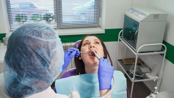 Jong meisje op preventief onderzoek in tandartsstoel bij de tandarts. — Stockfoto