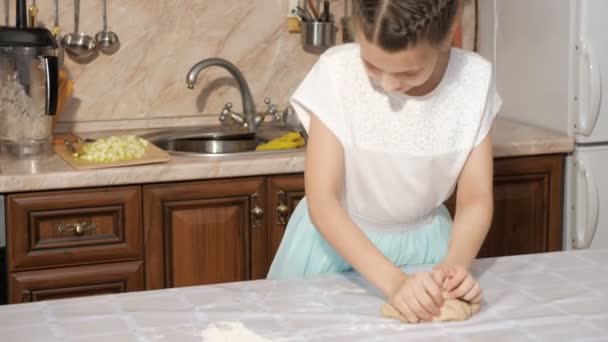Adolescente cocina masa en la cocina en casa — Vídeo de stock