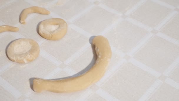 Cara engraçada de massa de farinha na mesa de cozinha . — Vídeo de Stock