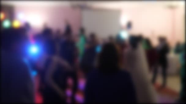 As pessoas dançam na festa na boate com luz colorida — Vídeo de Stock