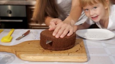 Mutlu aile anne ve kızları birlikte doğum günü pastası pişiriyoruz.