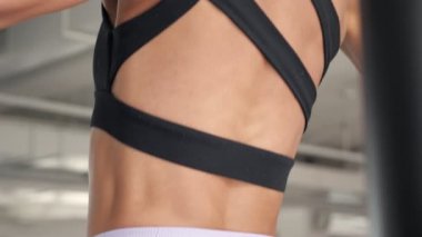 Spor salonunda barüzerinde çekerek bir kadının sırtında ki kaslar.