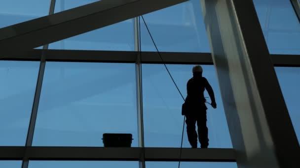 Man is cleaning windows on a highrise building. — Stock Video