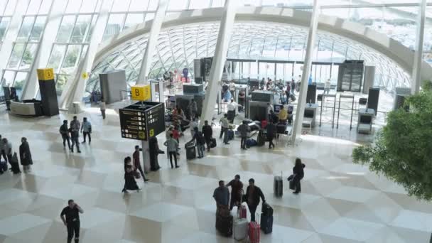 Баку, Азербайджан, 20-05-2019: Пассажиры стоят в очереди на рентгеновском снимке на пропускном пункте на въезде в терминал аэропорта . — стоковое видео