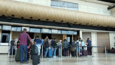 Bakü, Azerbaycan, 20-05-2019: Yolcular havalimanı terminalinde uçuşta pasaport kontrolünde bekleyen kuyrukta bekliyor.