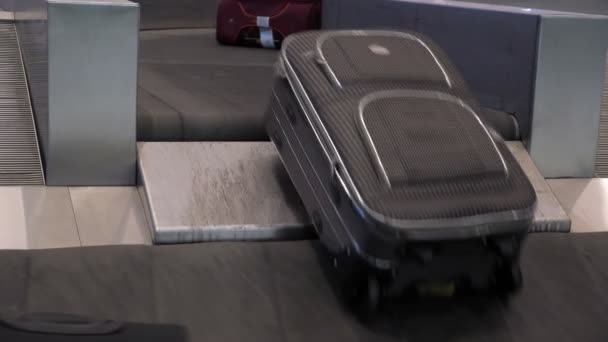 Différentes valises sur les courroies transporteuses de bagages dans le terminal de l'aéroport . — Video