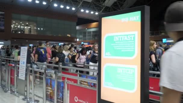 Баку, Азербайджан, 20-05-2019: Пассажиры ожидают вылета паспортного контроля в длинной очереди в терминале аэропорта . — стоковое видео