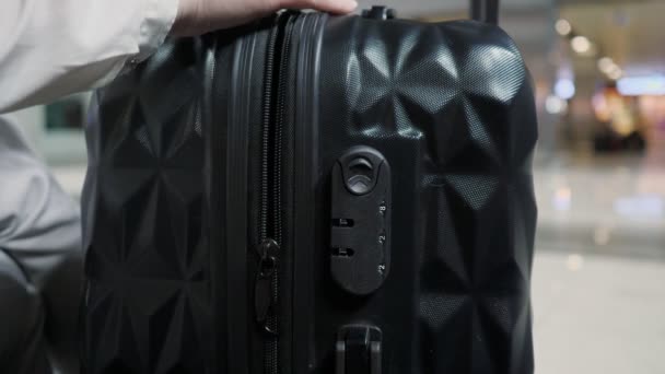 Womens händer fästa kombinations låset på resväskan i flygplatsen. — Stockvideo