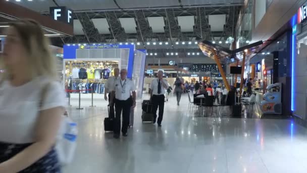 Baku, Azerbaigian, 20-05-2019: Passeggeri e personale aeroportuale in sala d'attesa nel terminal dell'aeroporto . — Video Stock