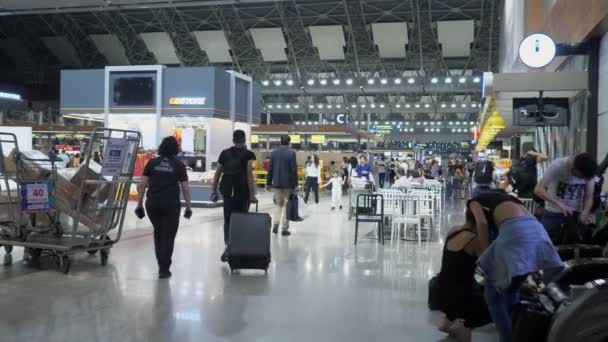 Bakú, Azerbaiyán, 20-05-2019: Pasajeros y personal del aeropuerto en la sala de espera en la terminal del aeropuerto . — Vídeo de stock