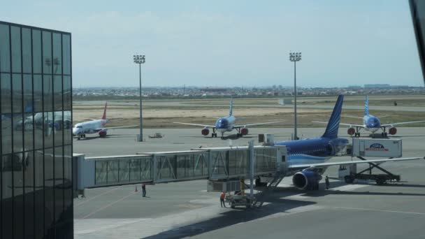 Μπακού, Αζερμπαϊτζάν, 20-05-2019: θέα του τηλεσκοπικό διάδρομο προς το αεροπλάνο στο αεροδρόμιο Χέινταρ Αλίεφ. Έλεγχοι πριν από την πτήση. — Αρχείο Βίντεο