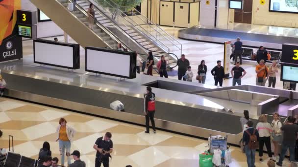 Baku, Azerbaijão, 20-05-2019: Os passageiros estão esperando sua bagagem no terminal do aeroporto em um cinto de bagagem . — Vídeo de Stock