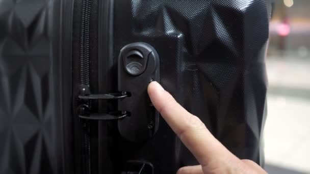 Las manos de los hombres introducen la contraseña en el bloqueo de combinación de maleta en la maleta . — Vídeos de Stock