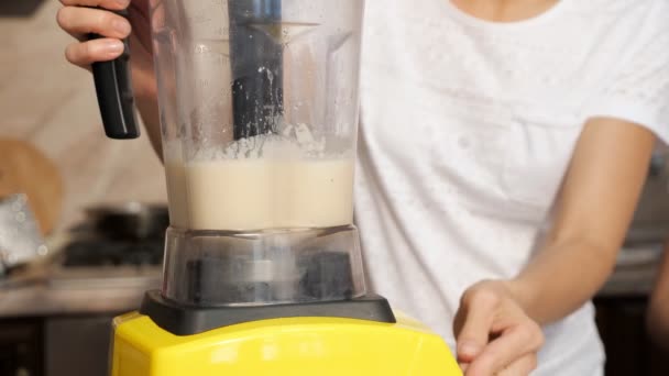 Unrecognizable woman turns on the blender, closeup. — Stock Video