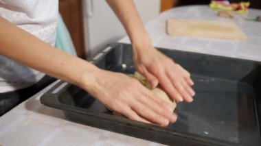 Kadın mutfakta apfelstrudel pişiriyor, eller yakın çekim.