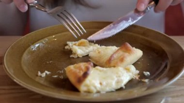 kız parçalarhalinde khachapuri keser