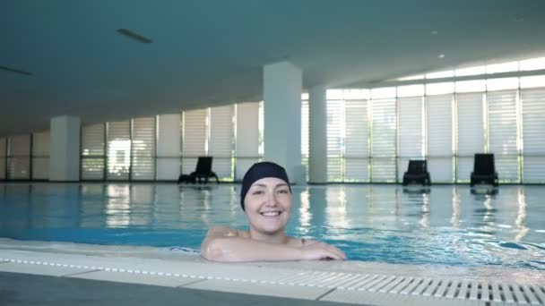 Mujer joven con gorra en la piscina . — Vídeos de Stock