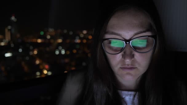 Retrato de mujer en gafas trabajando en computadora cerca de la ventana con paisaje urbano . — Vídeos de Stock