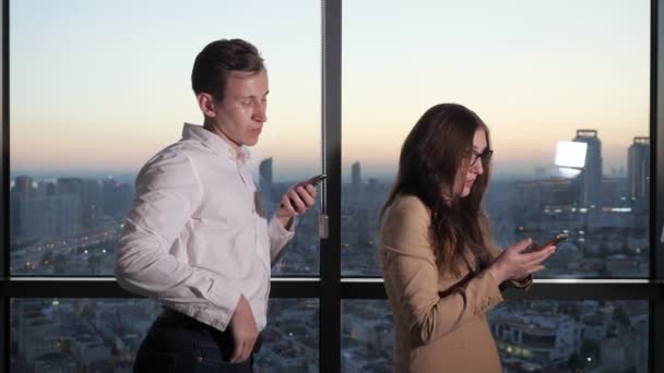 Hombre toca para botín colega mujer cerca de la ventana. Acoso sexual en la oficina . — Vídeos de Stock