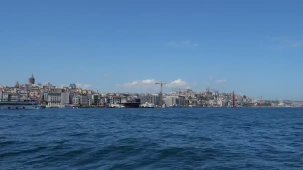 Istanboel, Turkije, 22-05-2019: rivier met schepen, liners en uitzicht op de stad, timelapse. — Stockvideo