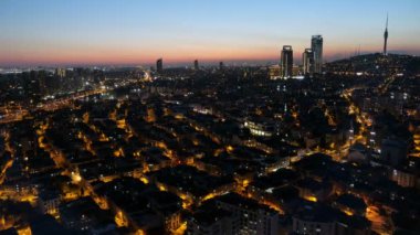 Türkiye şehir merkezinde gece İstanbul şehir manzarasının havadan görünümü, zaman atlamalı.