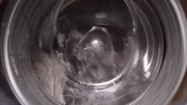 Close-up van waskleding in werkende wasmachine. — Stockvideo