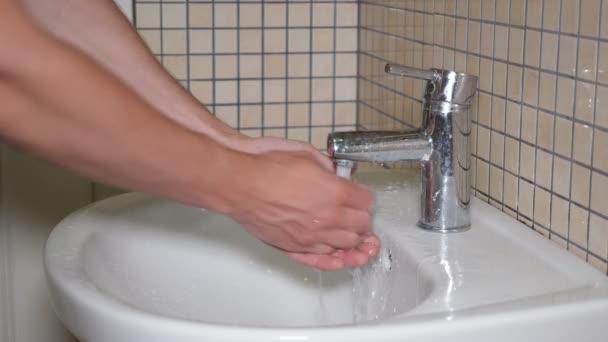 L'uomo si lava le mani con un piccolo pezzo di sapone, vista laterale . — Video Stock