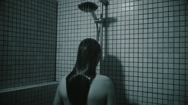 Vrouw met lange haren neemt een douche, Achteraanzicht van zwart-wit video-. — Stockvideo