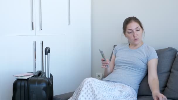 Vrouw is het plannen van vakantie budget het verdelen van geld voor noodzakelijke purches. — Stockvideo