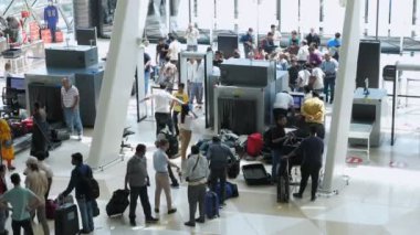 Bakü, Azerbaycan, 20-05-2019: Yolcular havaalanı terminalinin girişindeki kontrol noktasında x-ray'de sırada bekliyor.