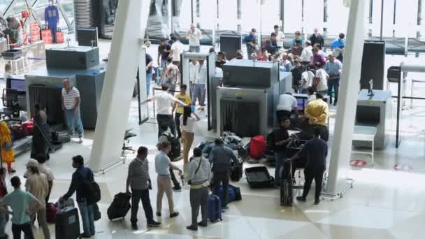 Bakú, Azerbaiyán, 20-05-2019: Los pasajeros están de pie en la línea de rayos X en el puesto de control en la entrada en la terminal del aeropuerto . — Vídeos de Stock