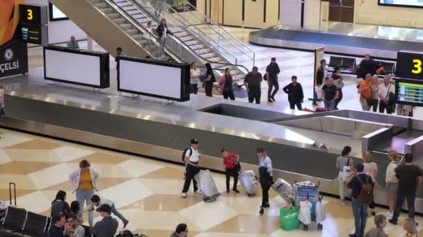 Баку, Азербайджан, 20-05-2019: Пассажиры ждут свой багаж в терминале аэропорта на багажном поясе . — стоковое видео