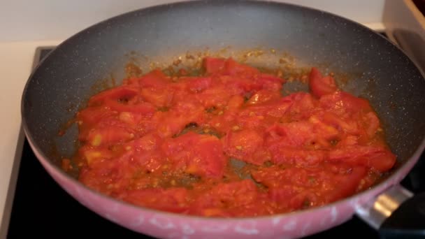 Preparación de salsa de tomate en la sartén en la cocina casera, vista de cerca . — Vídeos de Stock