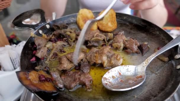 Pièces de viande à verser avec de l'huile à l'aide d'une cuillère sur une poêle, vue rapprochée .