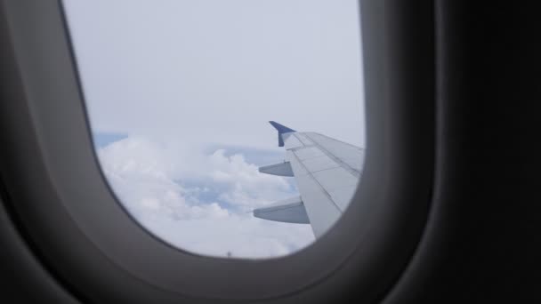 Вид из окна самолета на крыло, небо и облака . — стоковое видео