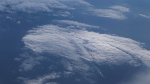 Vliegen over de laag van wolken en kijken op landschap door de wolken. — Stockvideo