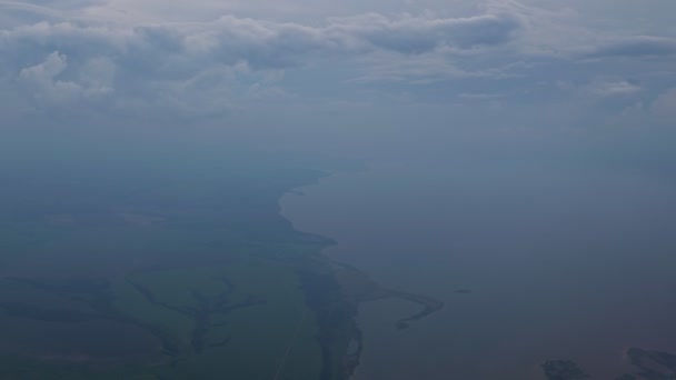 Tierra bajo las nubes . — Vídeo de stock