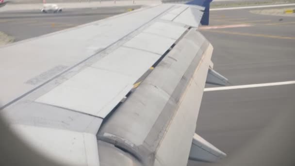 Ala de avión fuera de borda alerón elevándose para la velocidad de maniobra mientras despega en el aeropuerto . — Vídeos de Stock