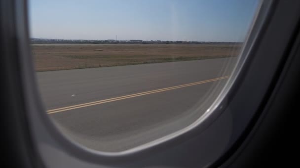 Avión despegando desde el aeropuerto . — Vídeos de Stock