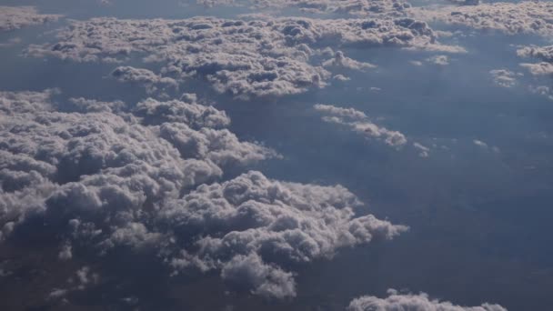 Über die Wolkenschicht fliegen und die Landschaft durch die Wolken betrachten. — Stockvideo