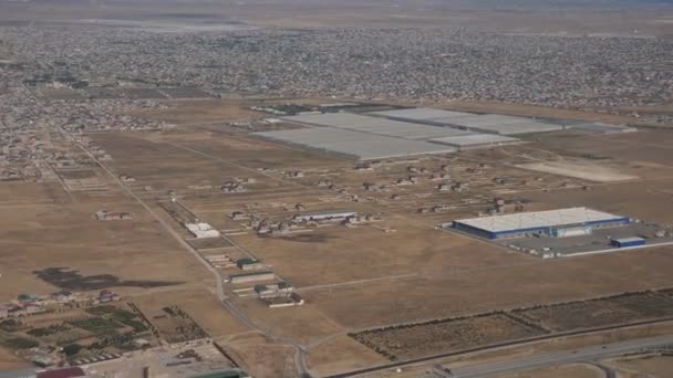 Vue de la ville depuis la fenêtre du jet de passagers — Video