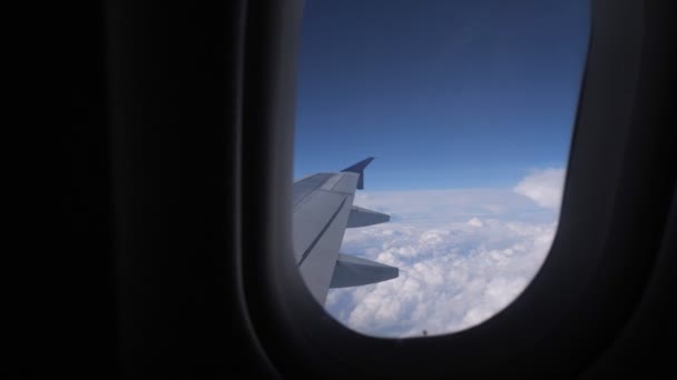 Uitzicht vanuit het raam van het vliegtuig op de vleugel, hemel en wolken. — Stockvideo